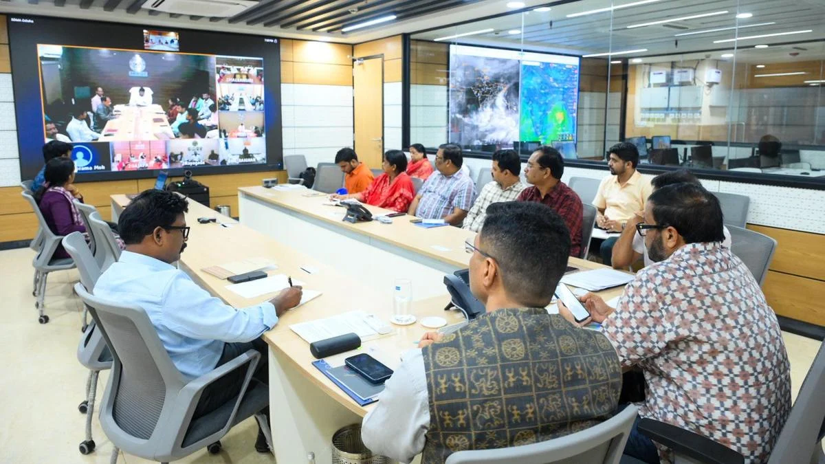 High Alert Along Bay of Bengal Coast as Cyclone Arnab Intensifies into Very Severe Storm Targetting Andhra Pradesh and Odisha